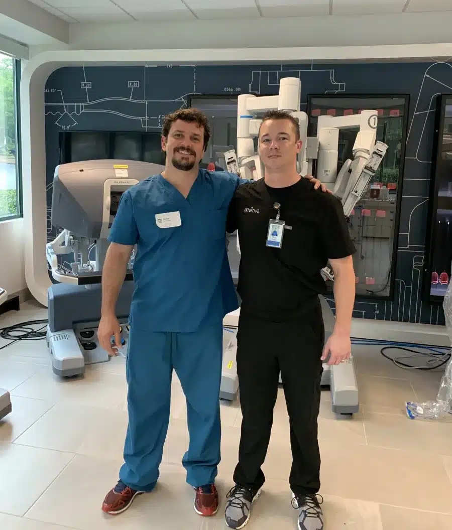 Dr. Tácito Guimarães, à esquerda, em treinamento de cirurgia robótica